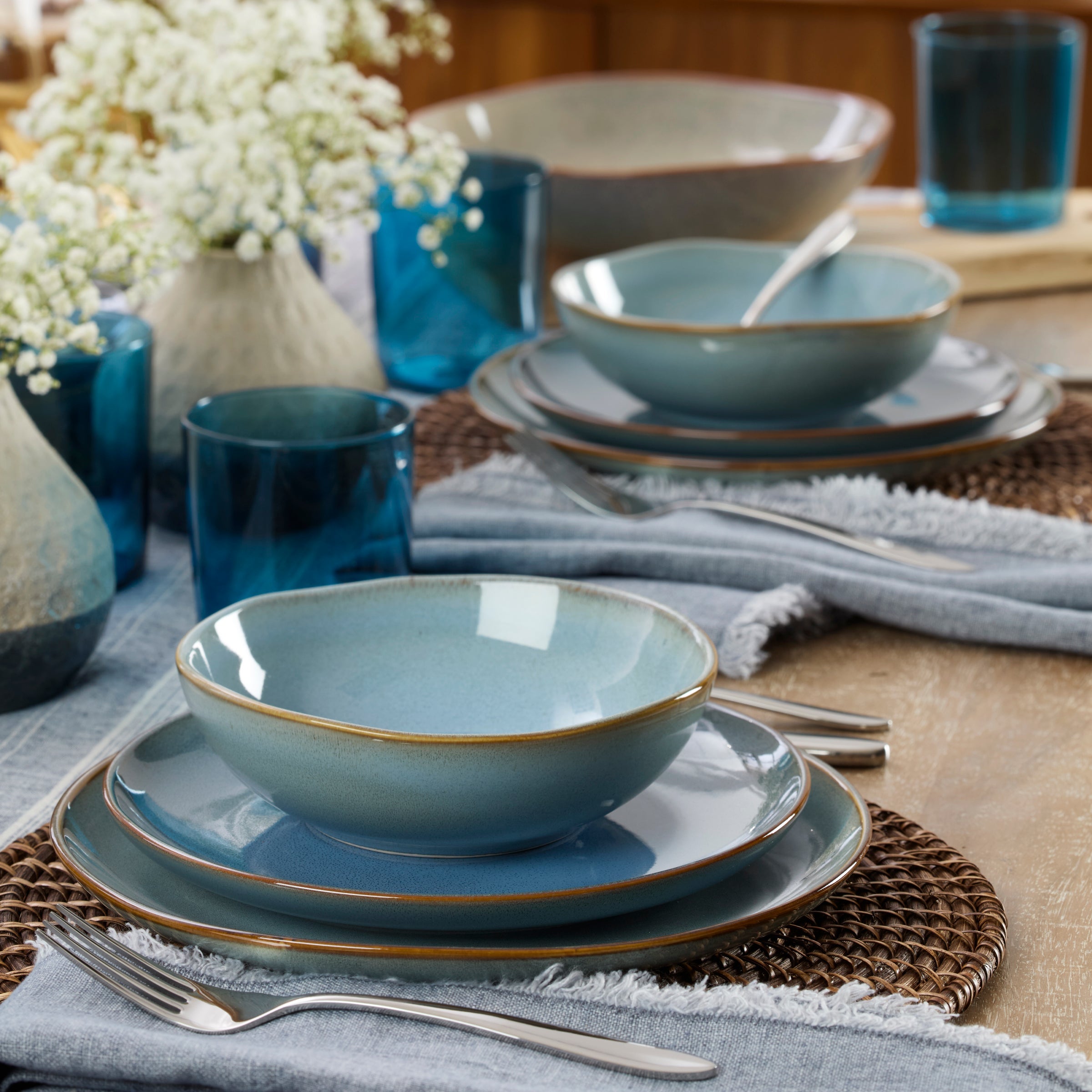 Ceramic pieces with natural texture